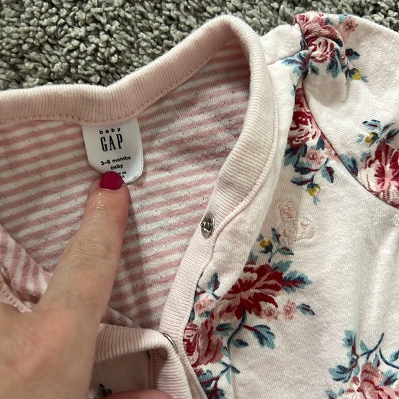 Baby GAP floral sleep and play - Picture 2 of 2